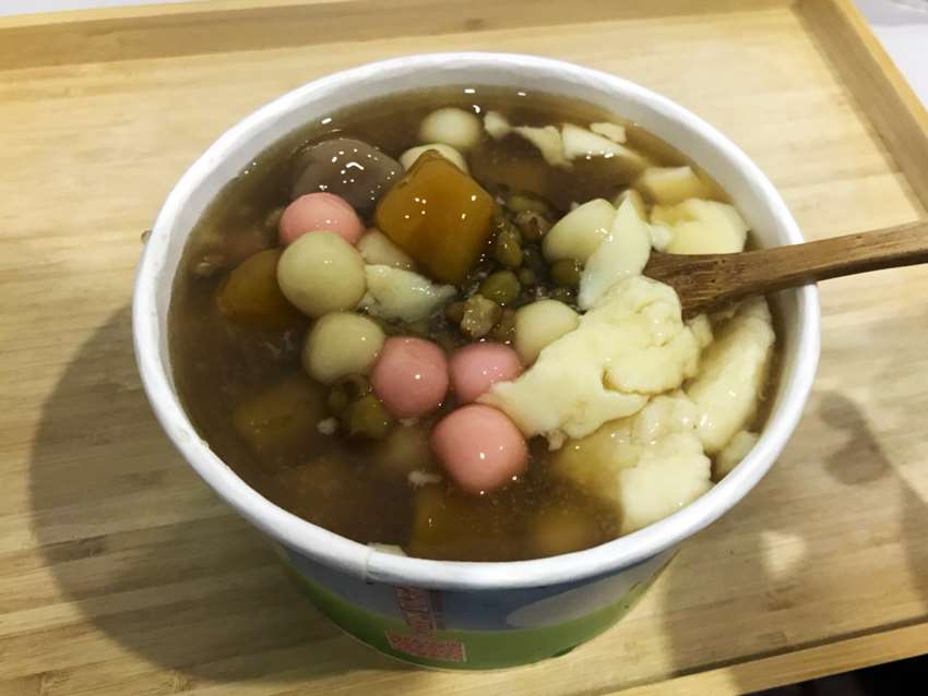 向上豆花-豆香味十足，多樣配料給料不手軟，便宜大碗的夏日消暑好選擇｜內含菜單｜向上市場美食冰品甜點