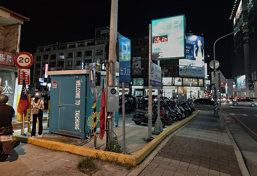 台中大智機車停車場入口處